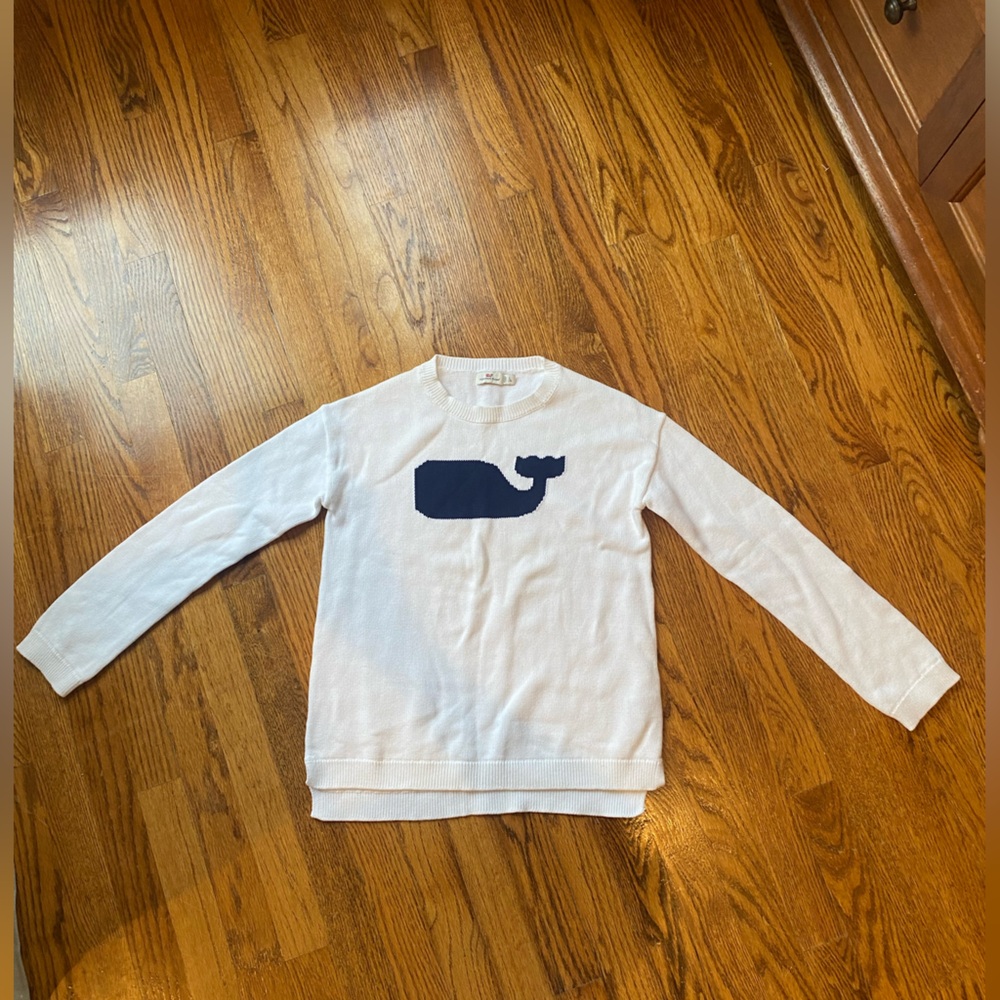 Vineyard vines girls sweater size L 14
White with Navy whale